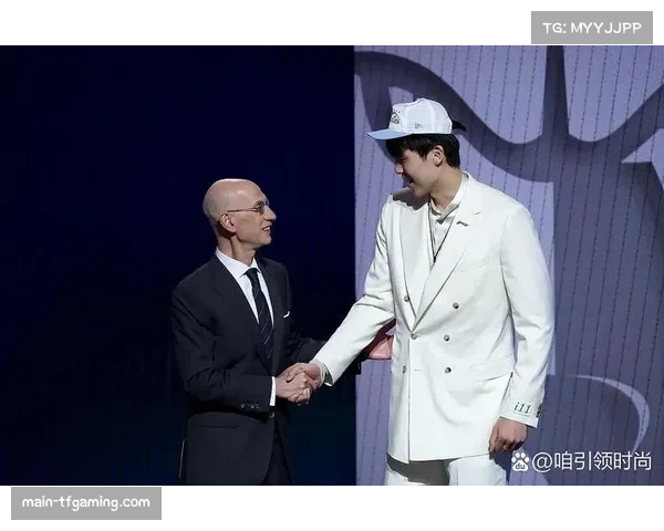 开拓者晒赛前入场照杨瀚森全白造型亮相尽显清爽帅气风姿